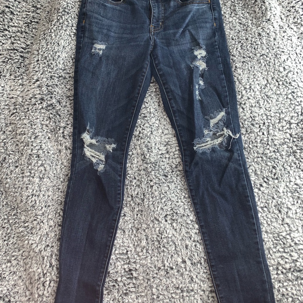 AMERICAN EAGLE RIPPED SKINNY JEANS